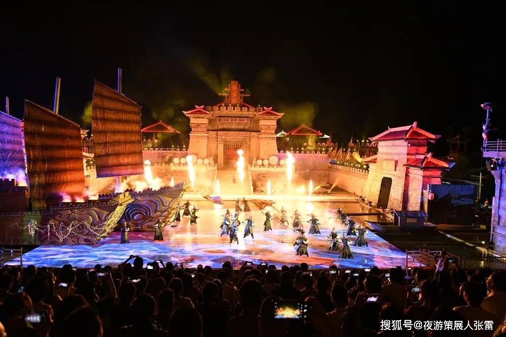 登场 沉浸式狂欢引燃“五一”假期pg电子试玩平台夜游“好戏”轮番(图2)