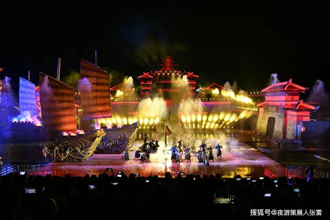 登场 沉浸式狂欢引燃“五一”假期pg电子试玩平台夜游“好戏”轮番(图7)