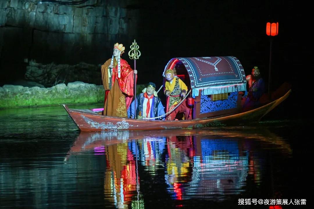 登场 沉浸式狂欢引燃“五一”假期pg电子试玩平台夜游“好戏”轮番(图12)